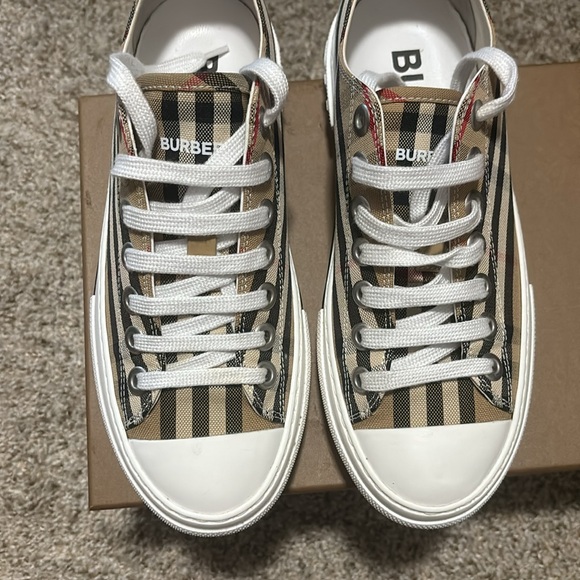Burberry chucks Like new got one wear out of them. - Picture 6 of 7